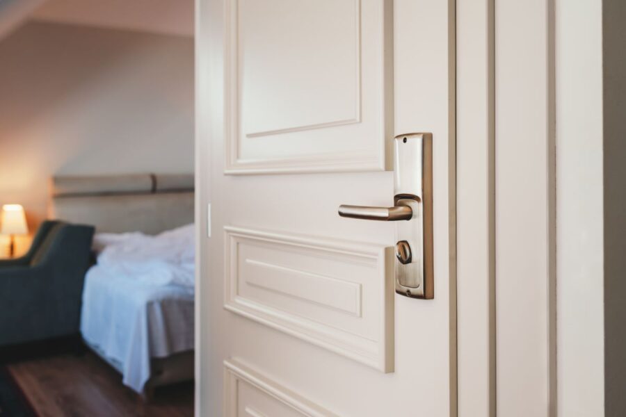 Jakie klamki do drzwi wewnętrznych w hotelu wybrać? Praktyczny poradnik i przykłady