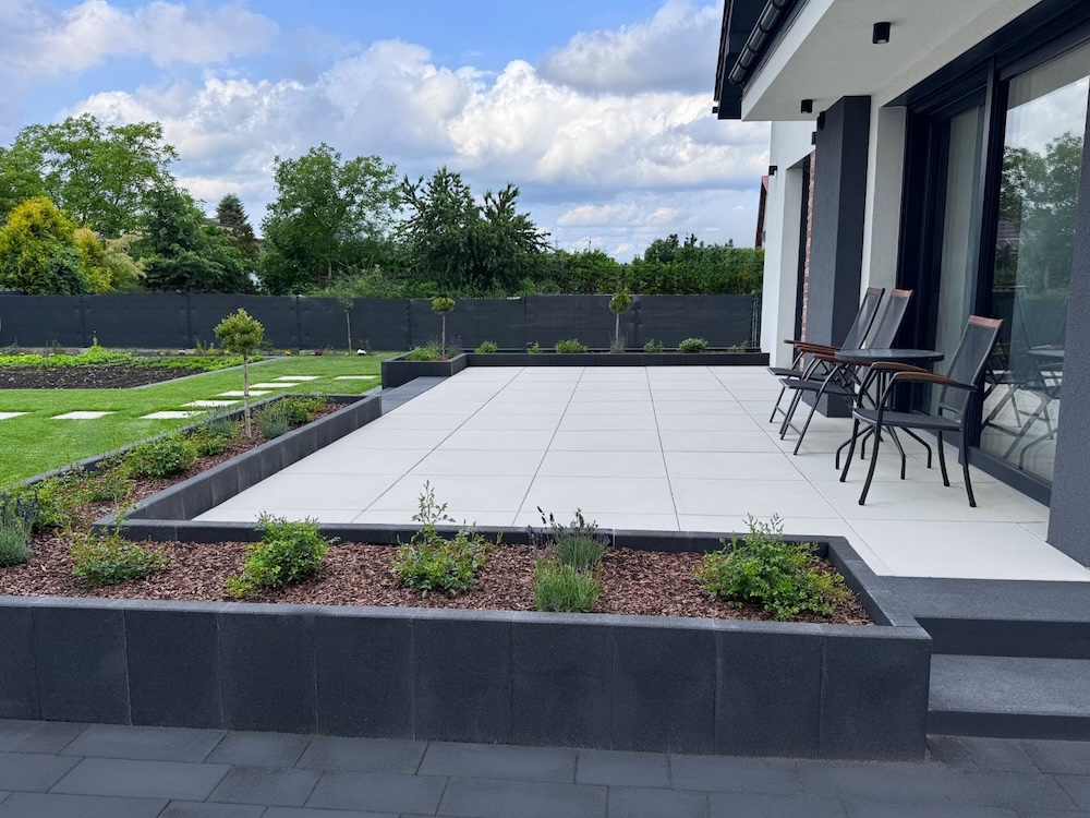 taras z betonu przed domem 