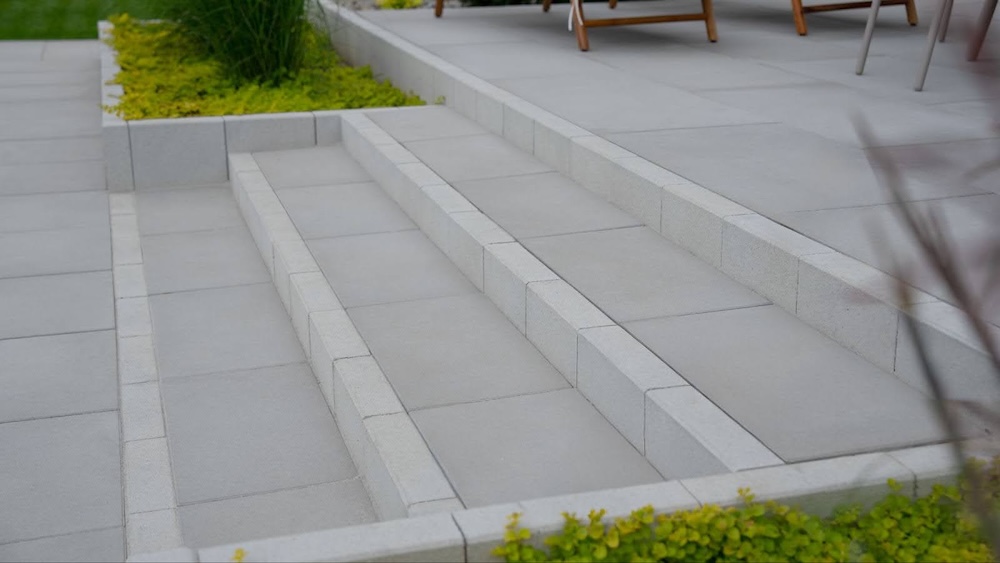 schody z kostki przed tarasem 