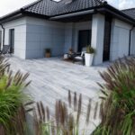 nowoczesny taras przed domem